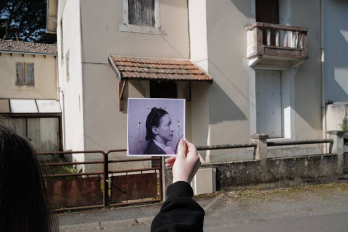 Devant les maisons